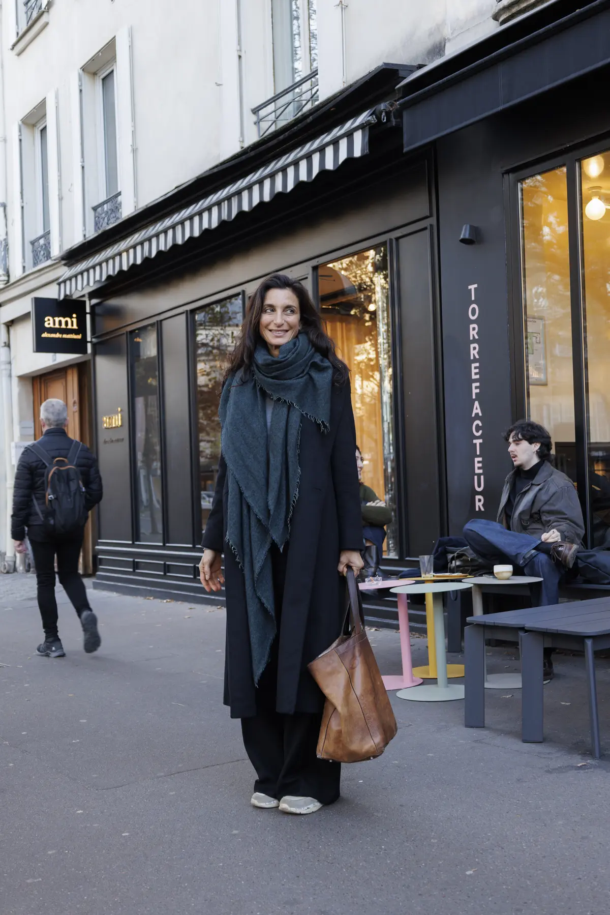 ファッションスナップ　ストール　ロングコート　ワイドパンツ　黒