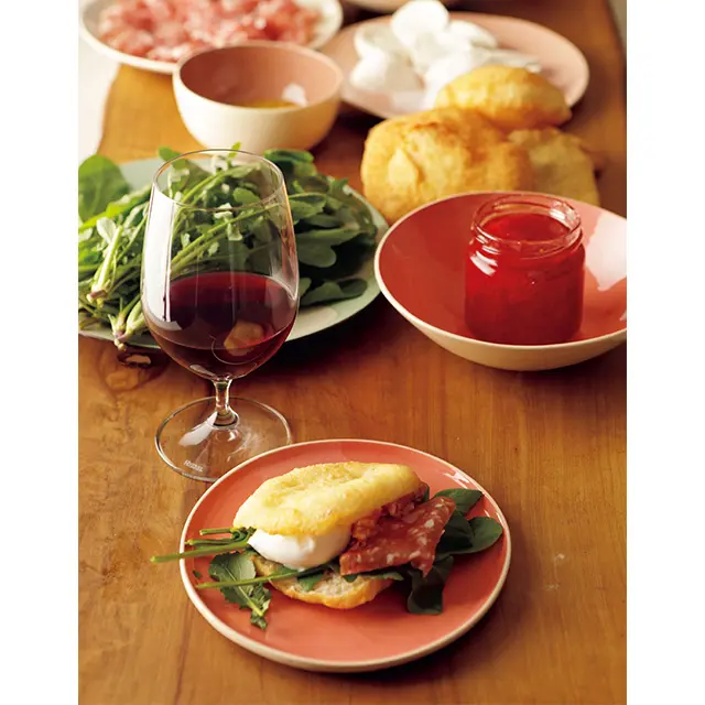 揚げピッツァの サンドイッチ