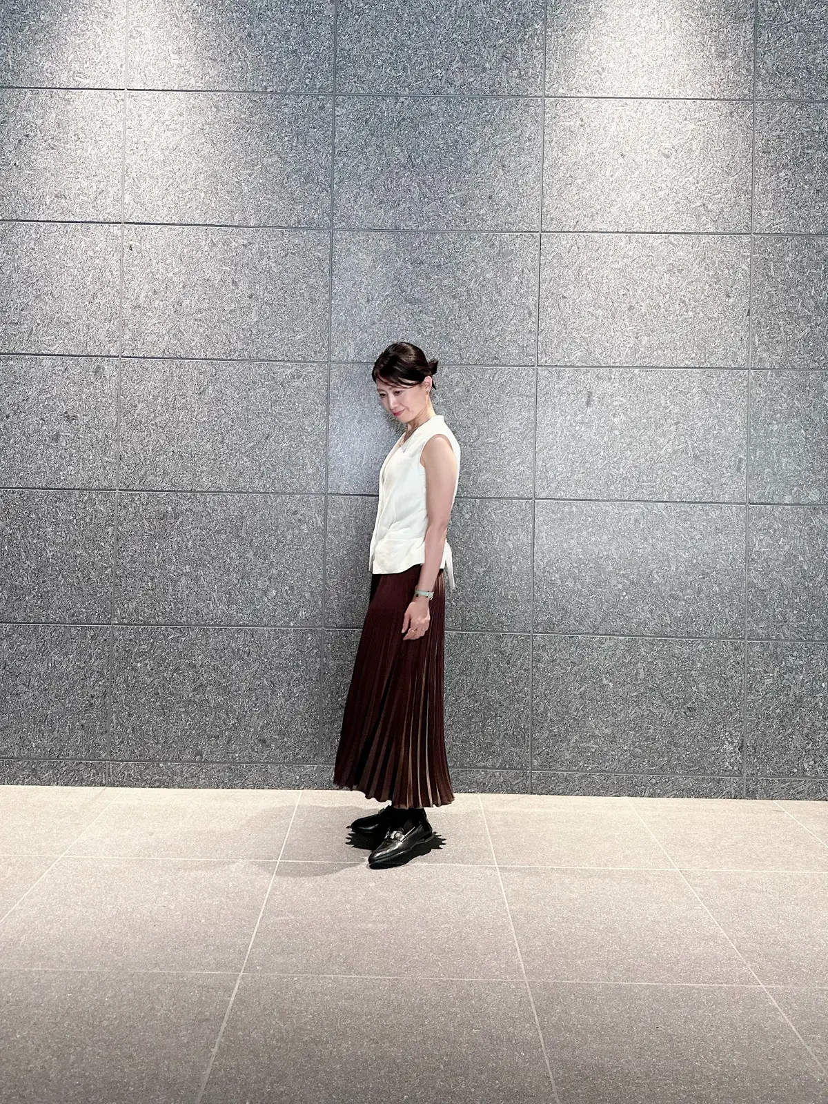 ブラウンプリーツスカートコーデでホテルラの画像_5