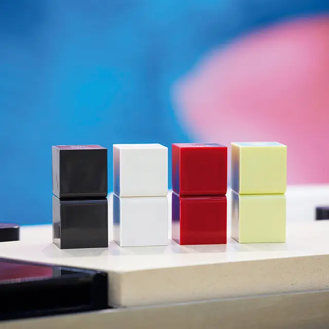 ムスク、サ ンダルウッド、ガルバナム、青リンゴ など、気品ある香りのパフュームバー ム。各W46,500