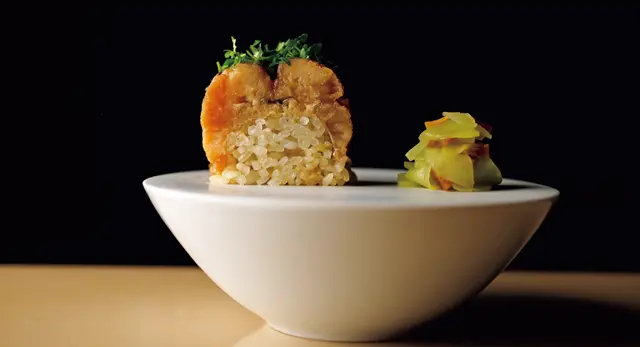 鱧の棒寿司。鱧は白焼きにしてからふっくらと炊き上げる。もち米だけの酢めしにはイタドリと山うどをしのばせ、もちもち感とさわやかな後味に