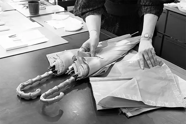 オートクチュー ル生地を織り続けてきた「槇田商店」と コラボした「美肌傘RefleCouture」な ど、オリジナル商品も展開。