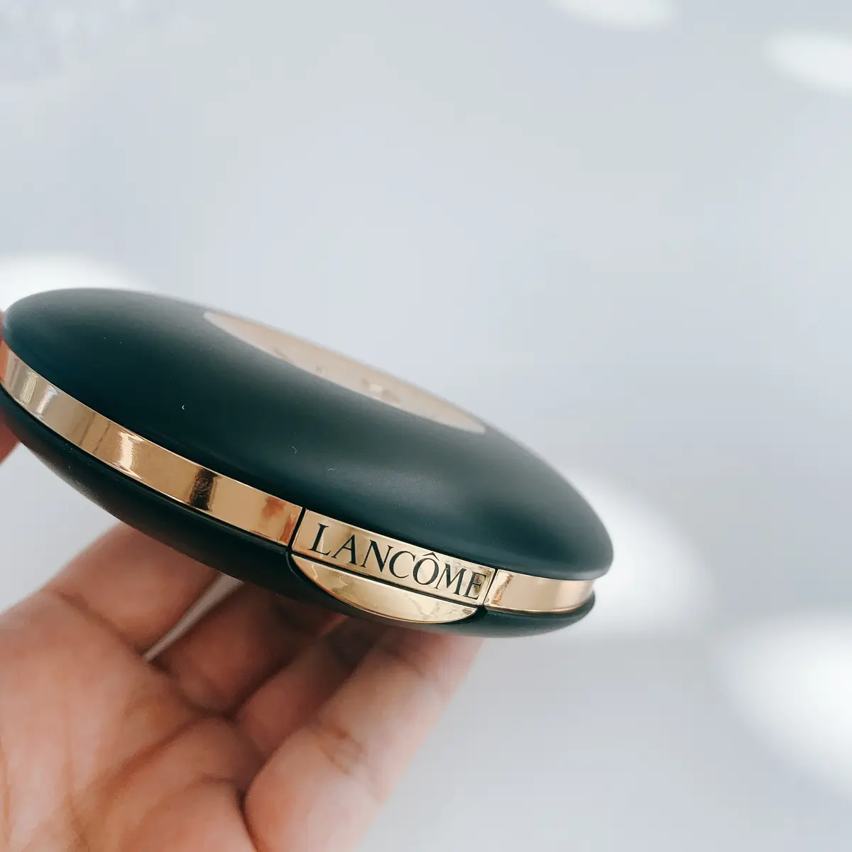 ランコムの新作クッションファンデーション。コンパクトで持ち歩きにも便利。