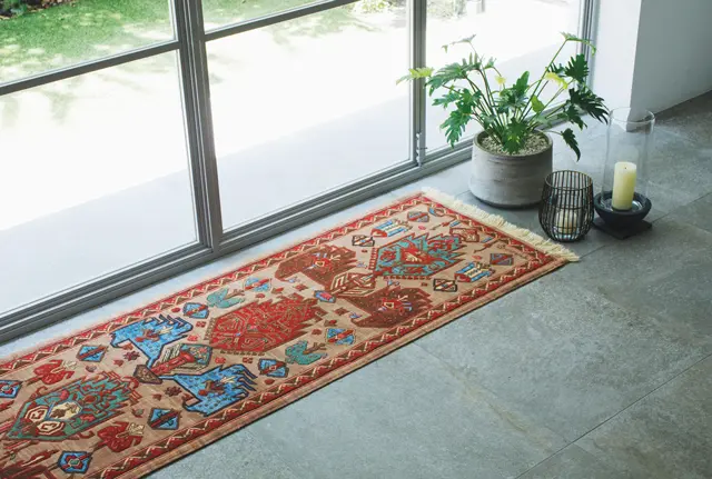 窓辺のなんでもない場所が絨毯一枚で、特別な場所へ