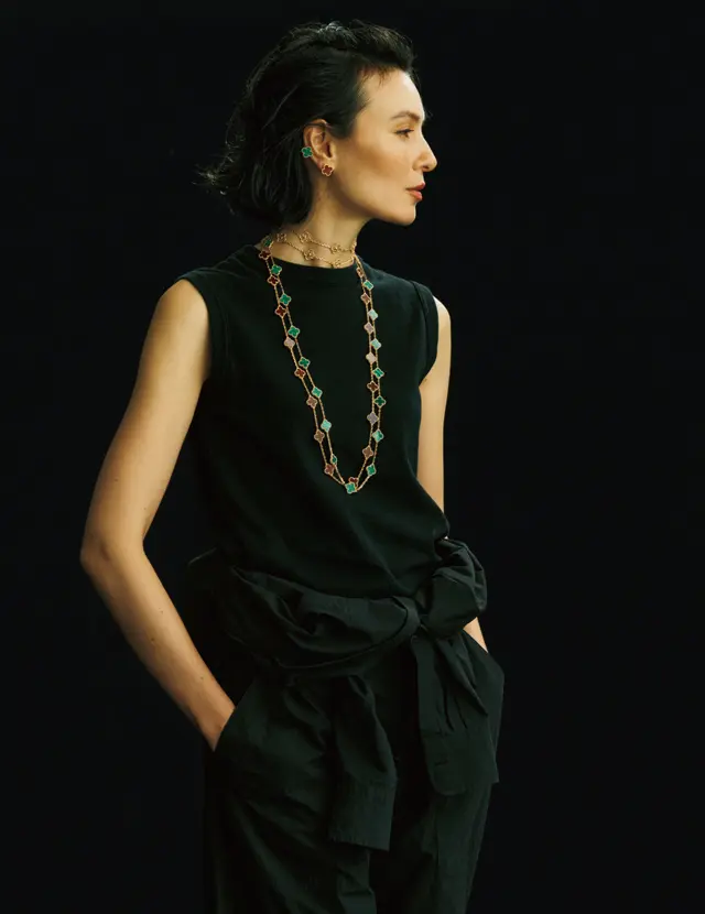 ヴァン クリーフ＆アーペルのジュエリーコーデの田沢美亜