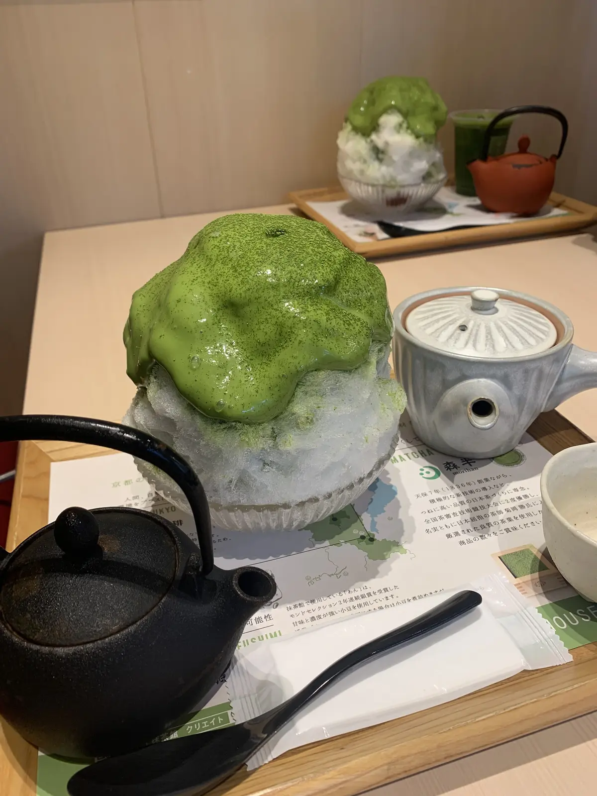 おいしそうな抹茶のかき氷と玉露