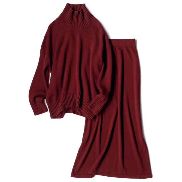 ロングスカートのセットアップ。  ニット￥94,000・スカート￥68,000／アパルトモン 青山店（カネッサ）