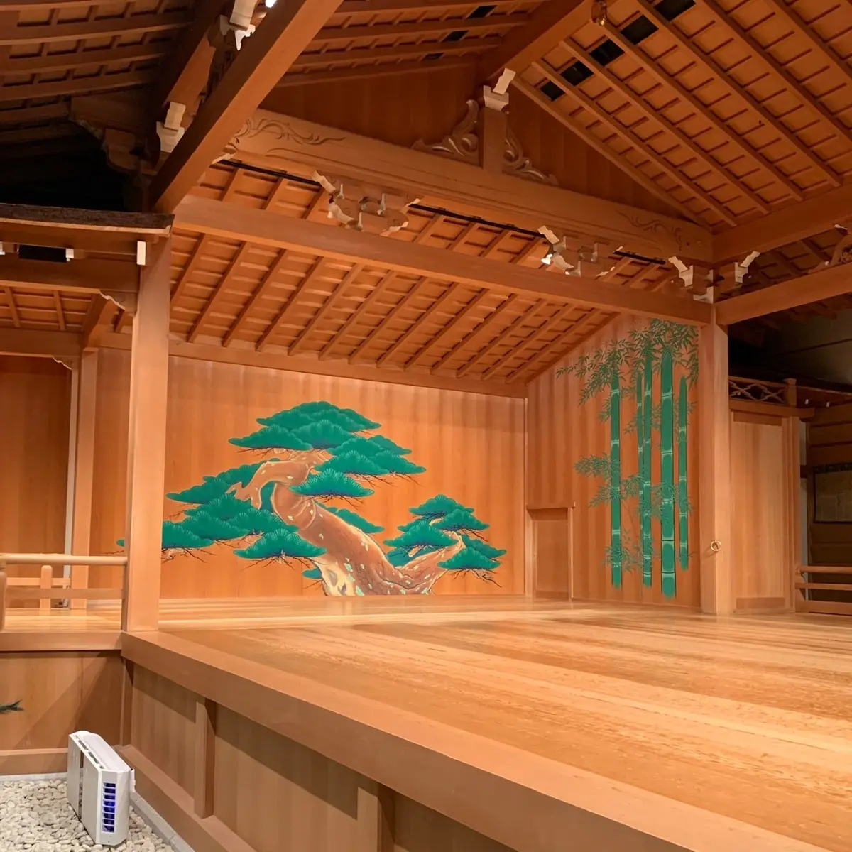 右側柱:笛柱　左側柱:シテ柱