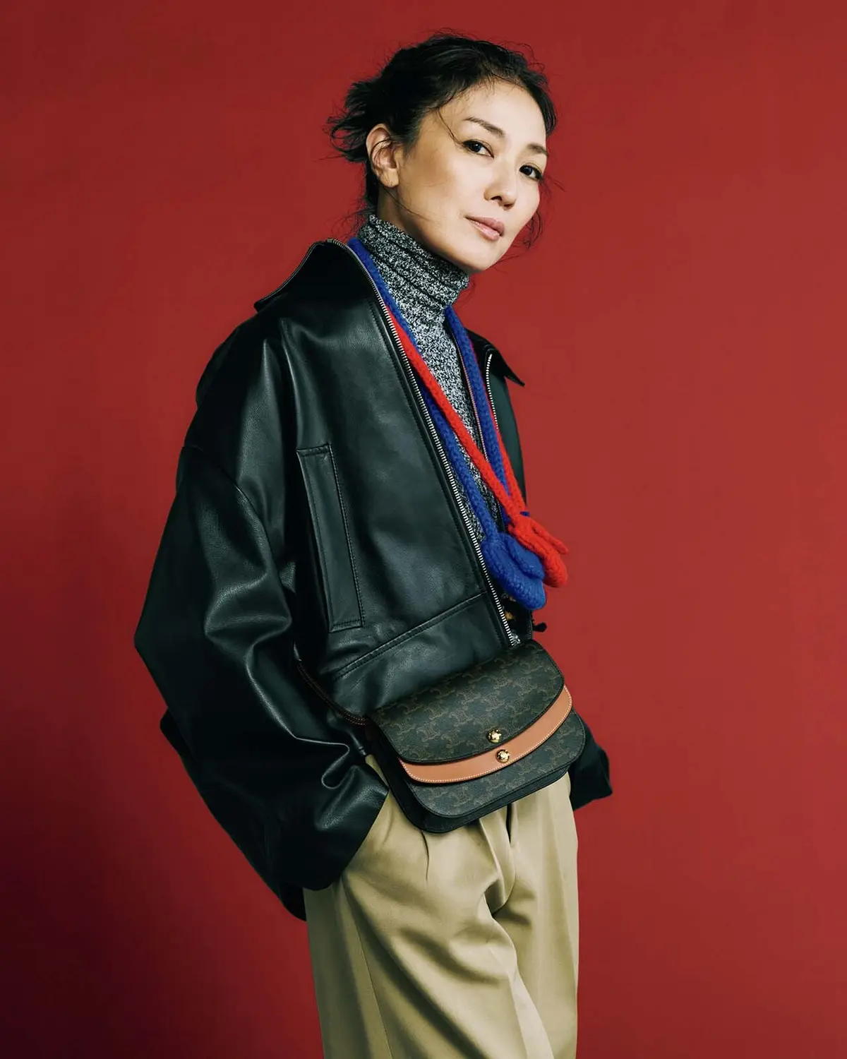 マニッシュなレザーは かわいいニットアクセサリーでソフィスティケート