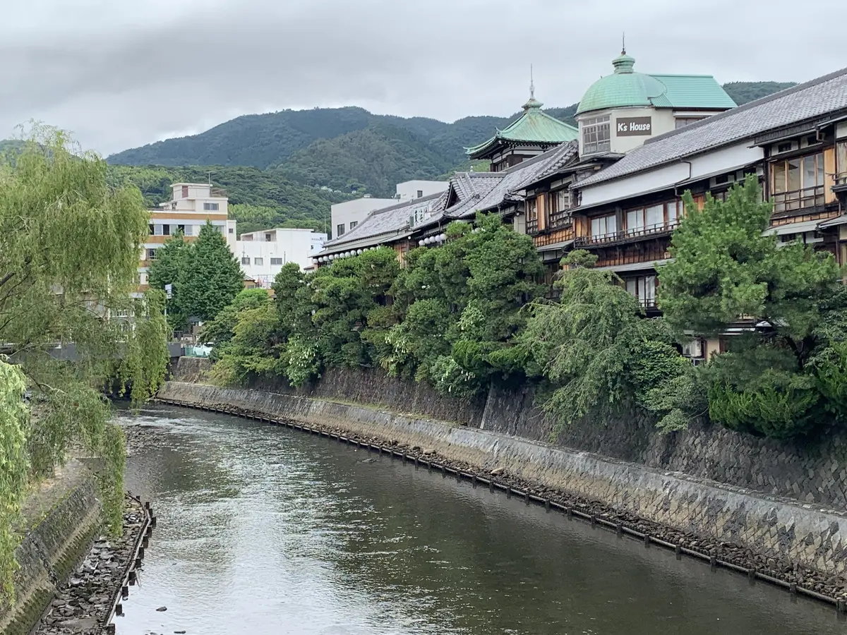 川沿いに立つ東海館全景