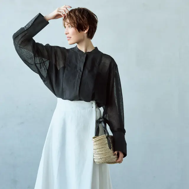 黒だから透け感も控えめ。上品見えする大人の正解