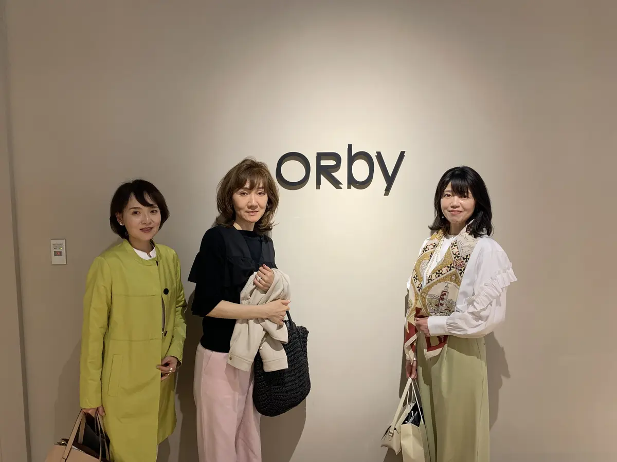 麻布台ヒルズ　ORbyレストランの前で写真撮影