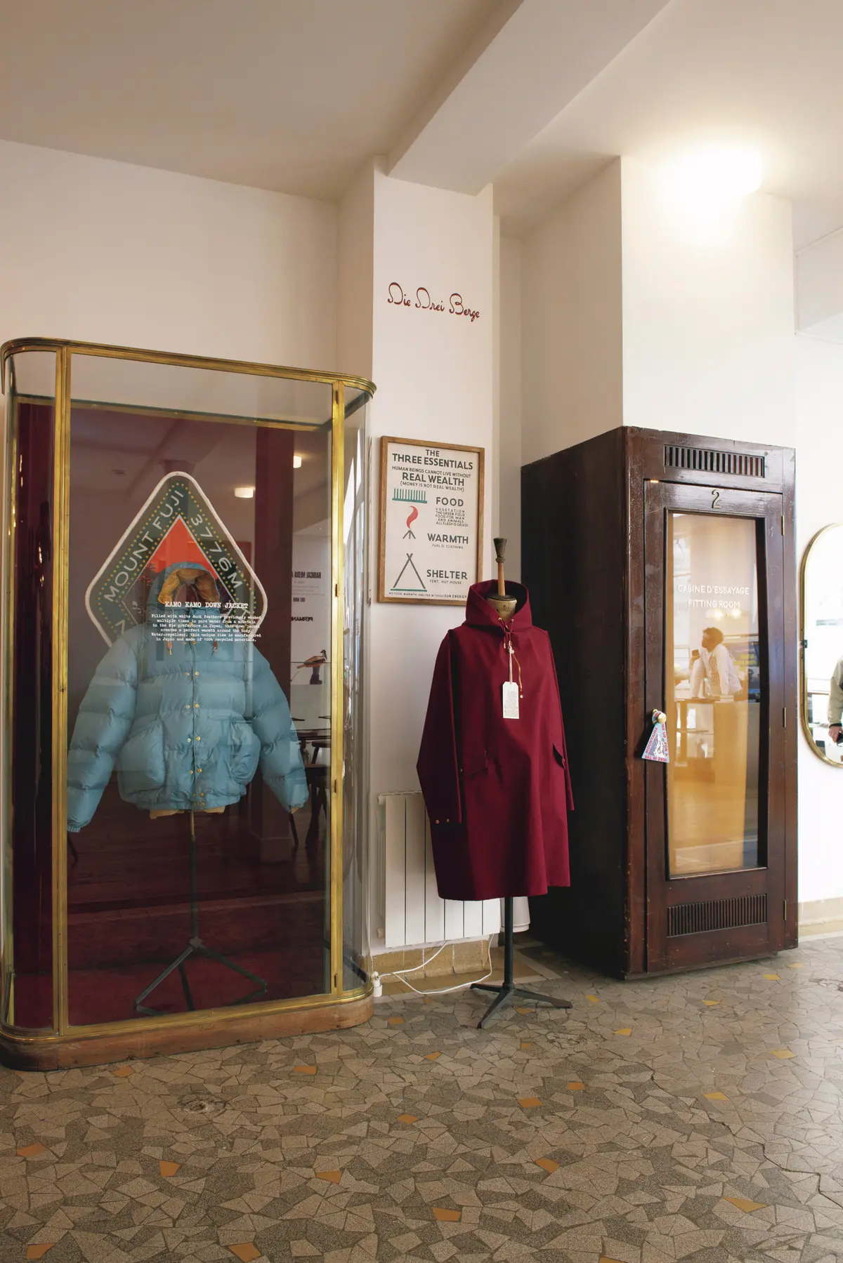 昔ホテルにあったような電話ボックスが フィッティングルームになっているなど、 心憎いセンスが随所にちりばめられている