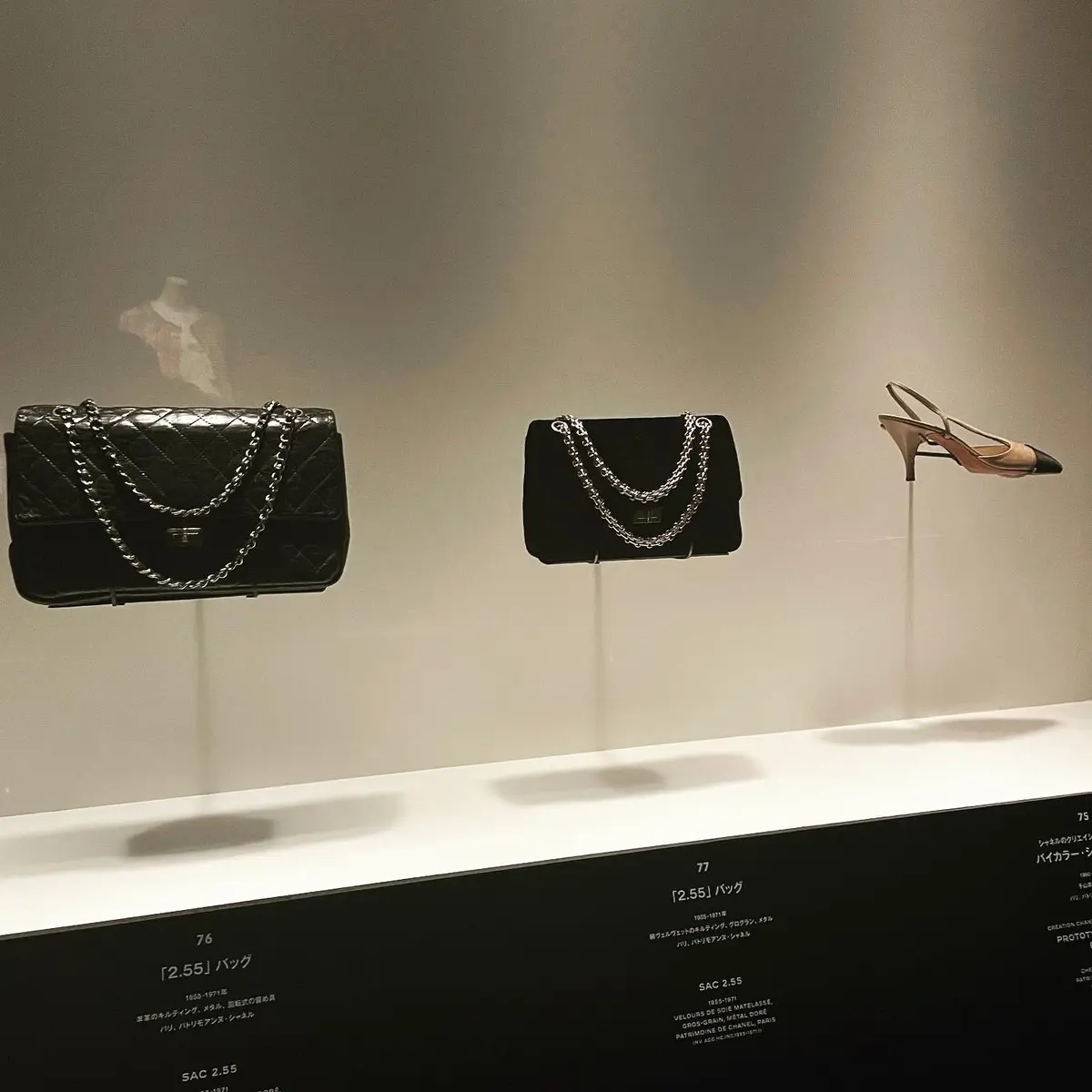 1955年に発表された「2.55バッグ」と、1960～62年頃のバイカラー・シューズの原型