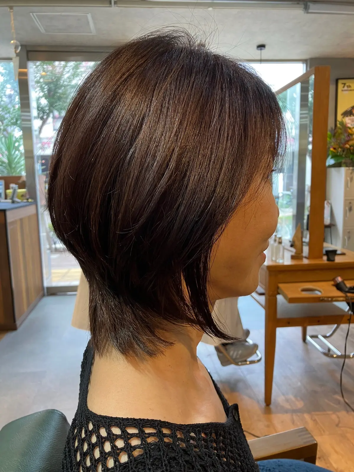 ヘアスタイル　ショート　ショートヘア　ミディアム　ミディアムヘア　 50代ショート　くびれショート　くびれミディアム　GU シアーシャツ デニム　jマダeclat