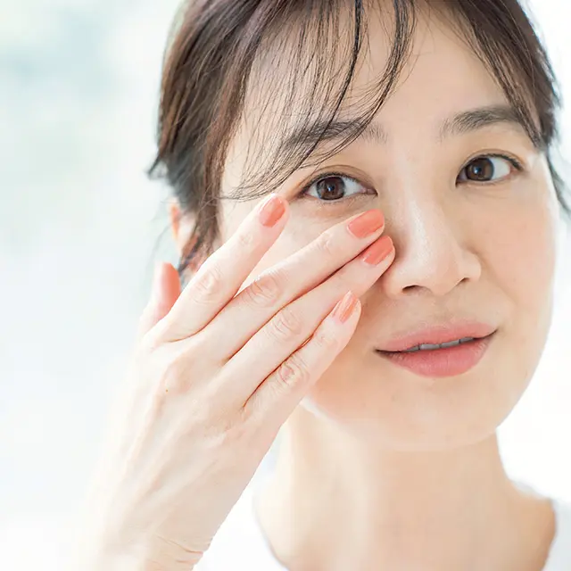 スティックファンデーションも、リキッドファンデーションも、中指と薬指にとり、