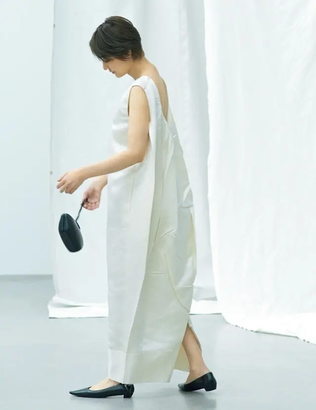 ハンガーにかかっているときにはわからない。体が入ったとき、はっとします。360度、きれいな服（編集 Y.N.）