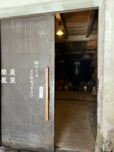 この重厚な扉から、酒造へ繋がります。
