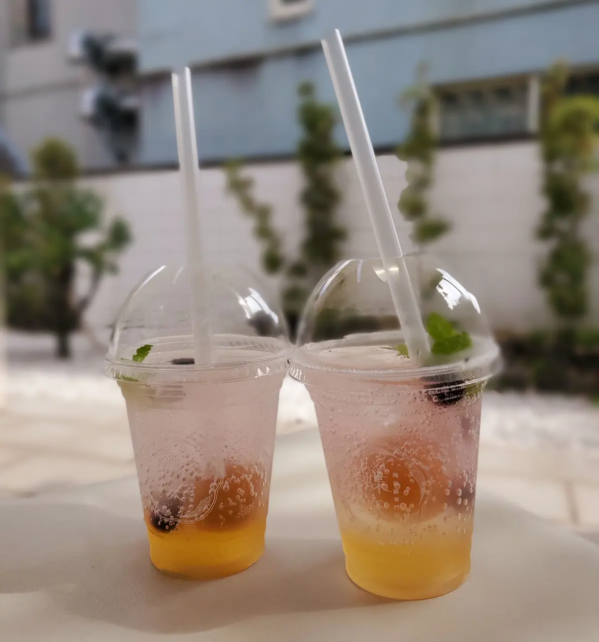 梅ハーバルソーダ；梅シロップ+レモングラス+ローズマリー+ミント+ブルーベリー+ソーダに完熟南高梅がまるごと1個入ったさっぱりしたドリンク