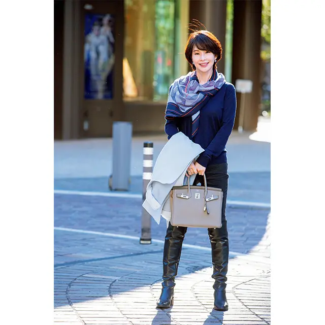 おしゃれブロガー　ふわっと巻くスカーフでシンプルに華を添えて