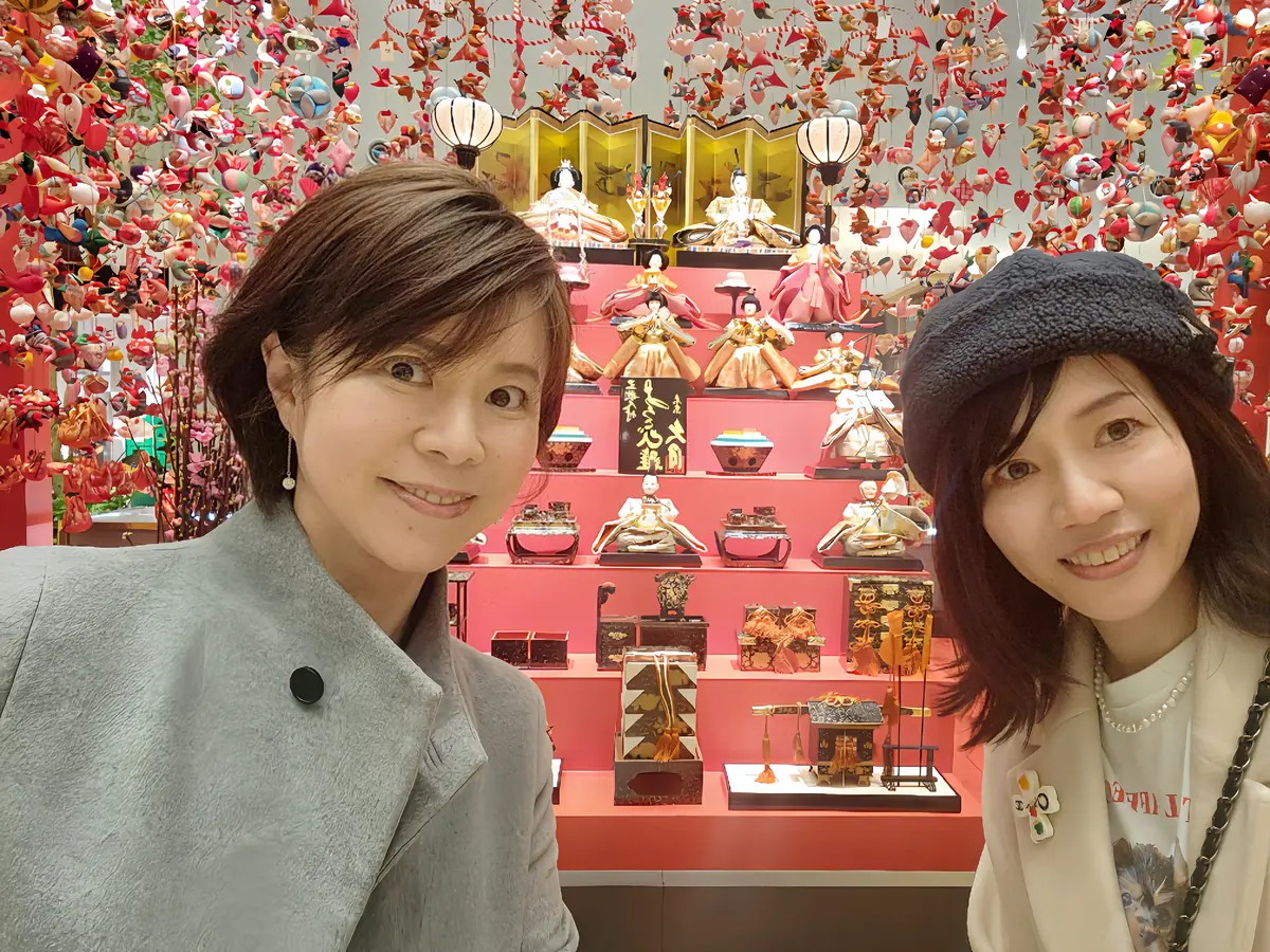 つるし雛の雛飾りをバックに。