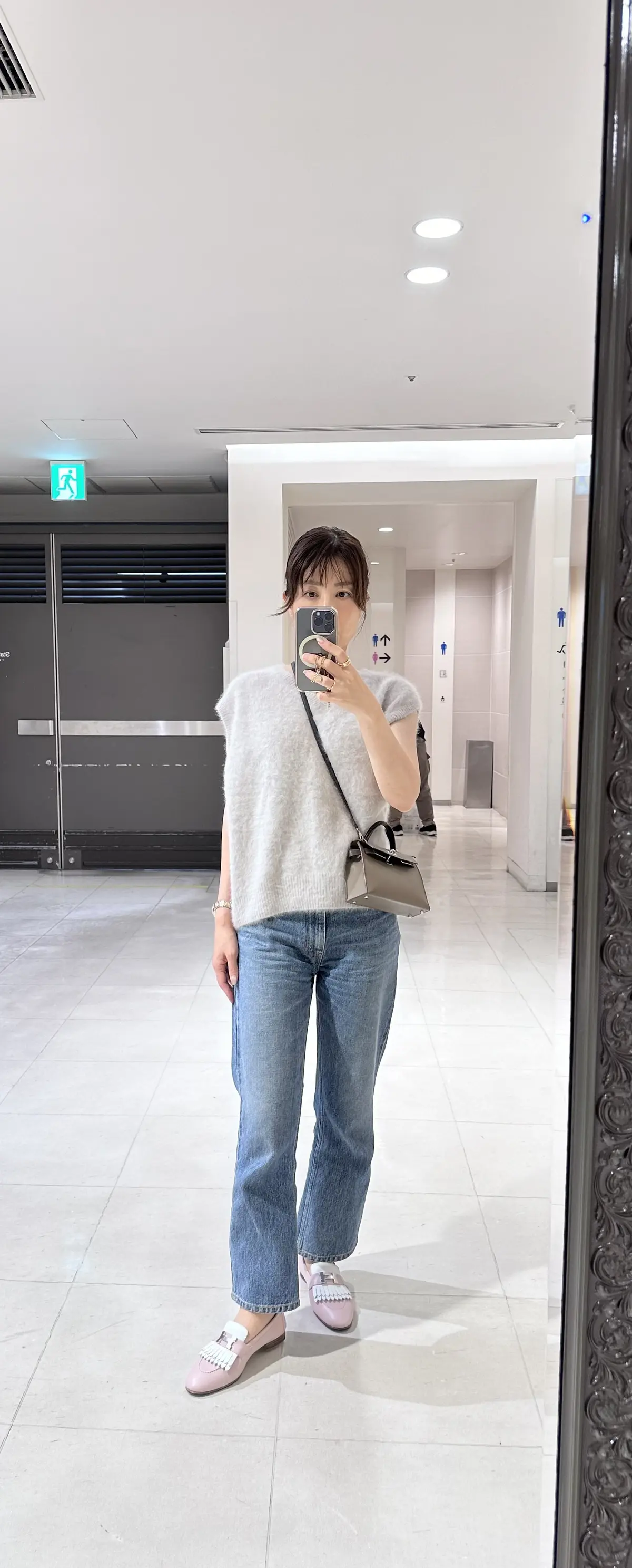 秋の先取りニットベストコーデの画像_3