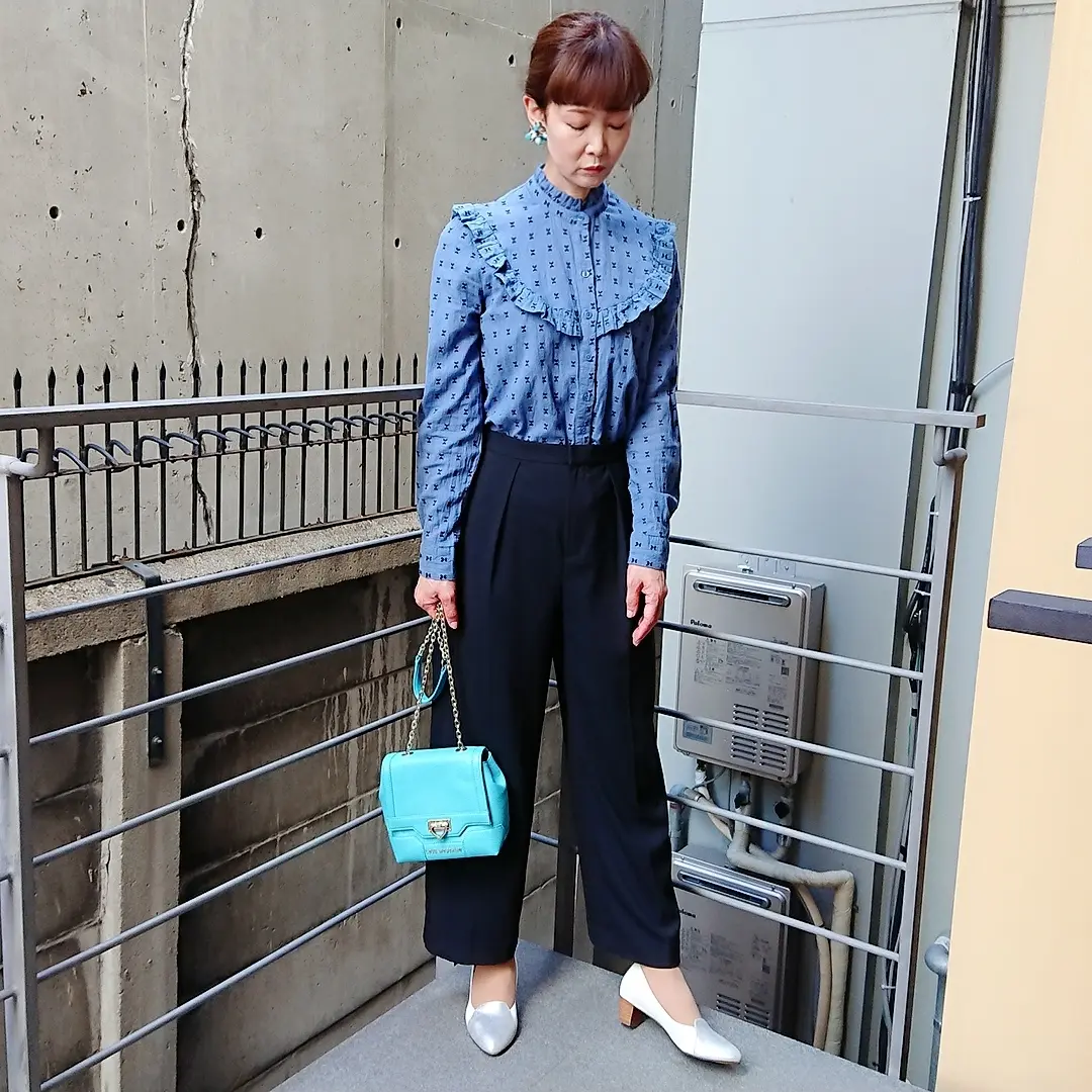 ブルースタンドカラーフリルブラウス