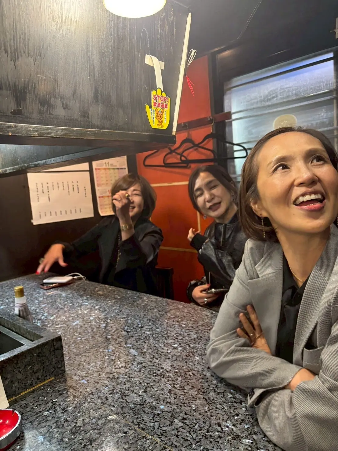 予約の出来ないもつ焼きの店。ファッションの画像_24