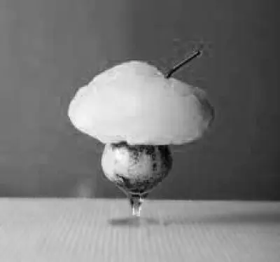 カフェの人気メニュー、「MATCHAコットンキャンディーミルクセーキ」。