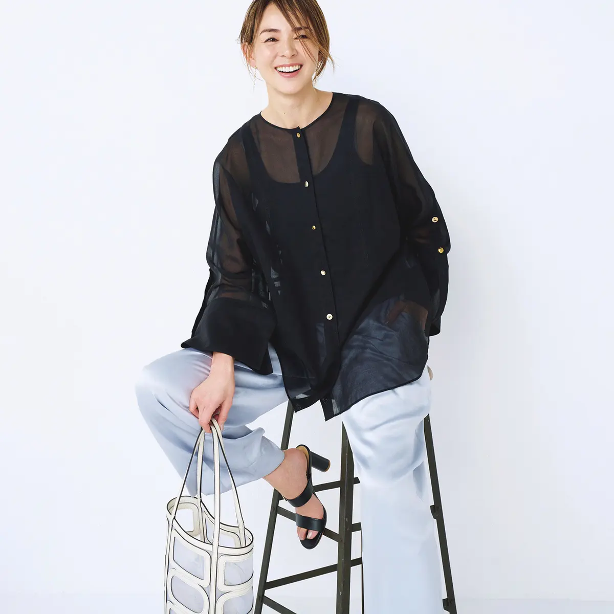 黒シアーブラウスとライトブルーパンツのコーデ　モデル・SHIHO