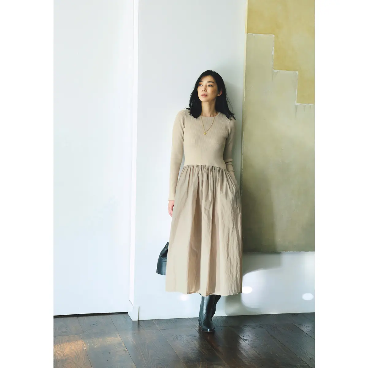 ベージュリブニットとギャザースカートのドッキングワンピのコーデ　モデル・