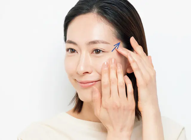 ポイントは引き上げながらレチノールコスメを塗布すること