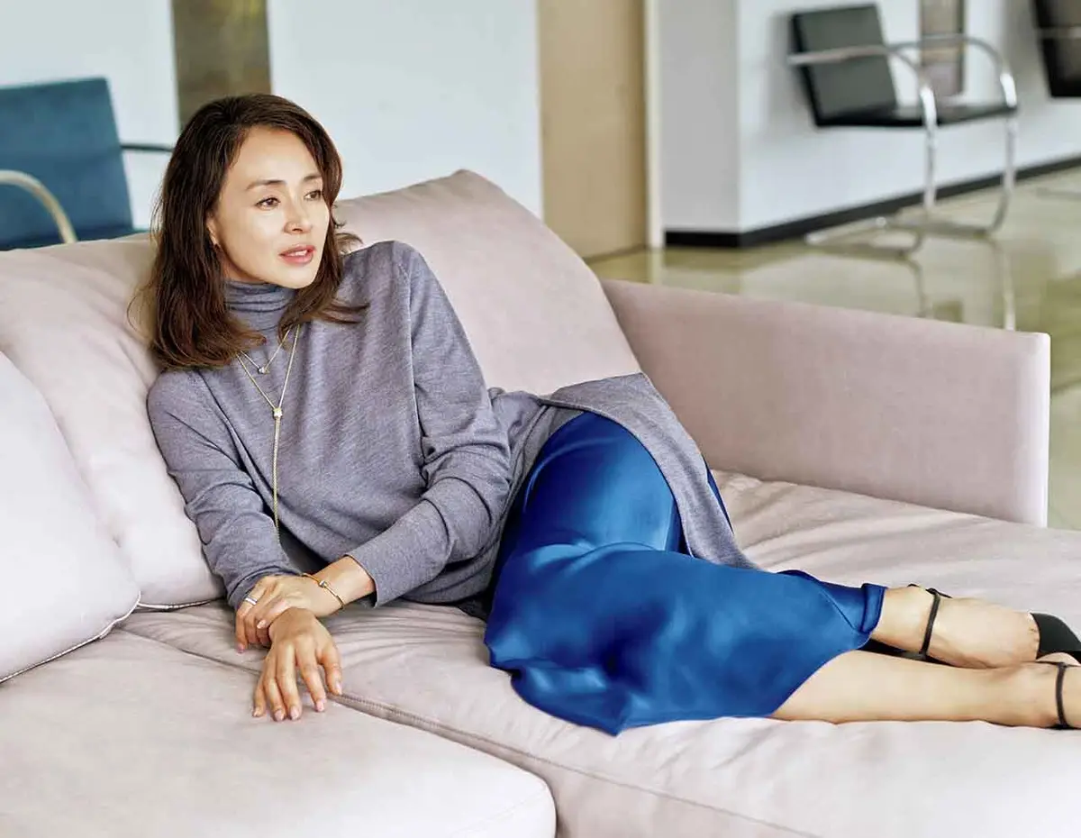 輝きを添えたブルーでエレガントに