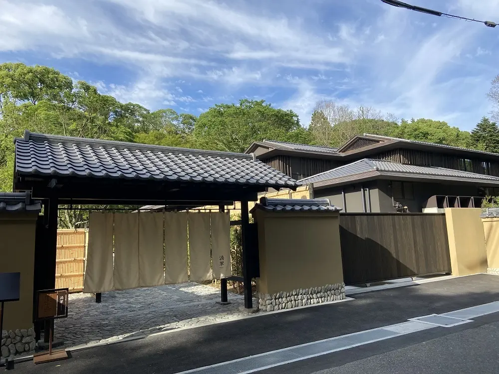 鉄板焼きの「久璃(くり)」を併設する日本料理の「滴翠(てきすい)」