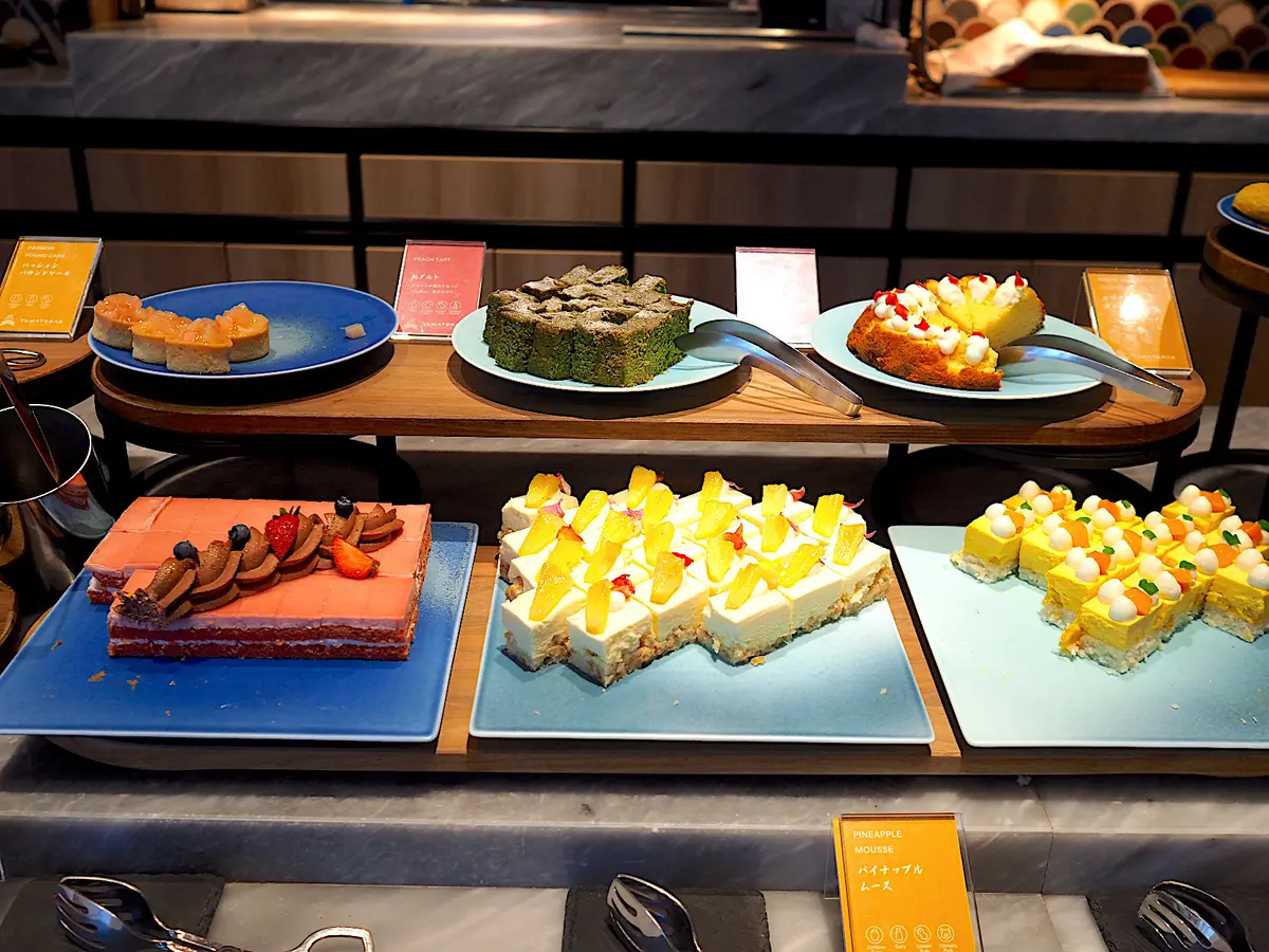 スイーツコーナーには、10種類以上のスイーツが並んでいました。