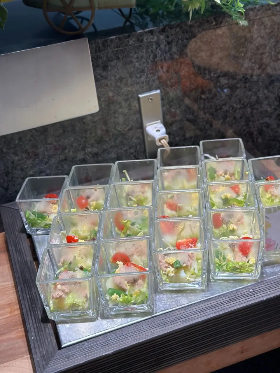 夏のブラックコーデでトロピカルなホテルブの画像_5