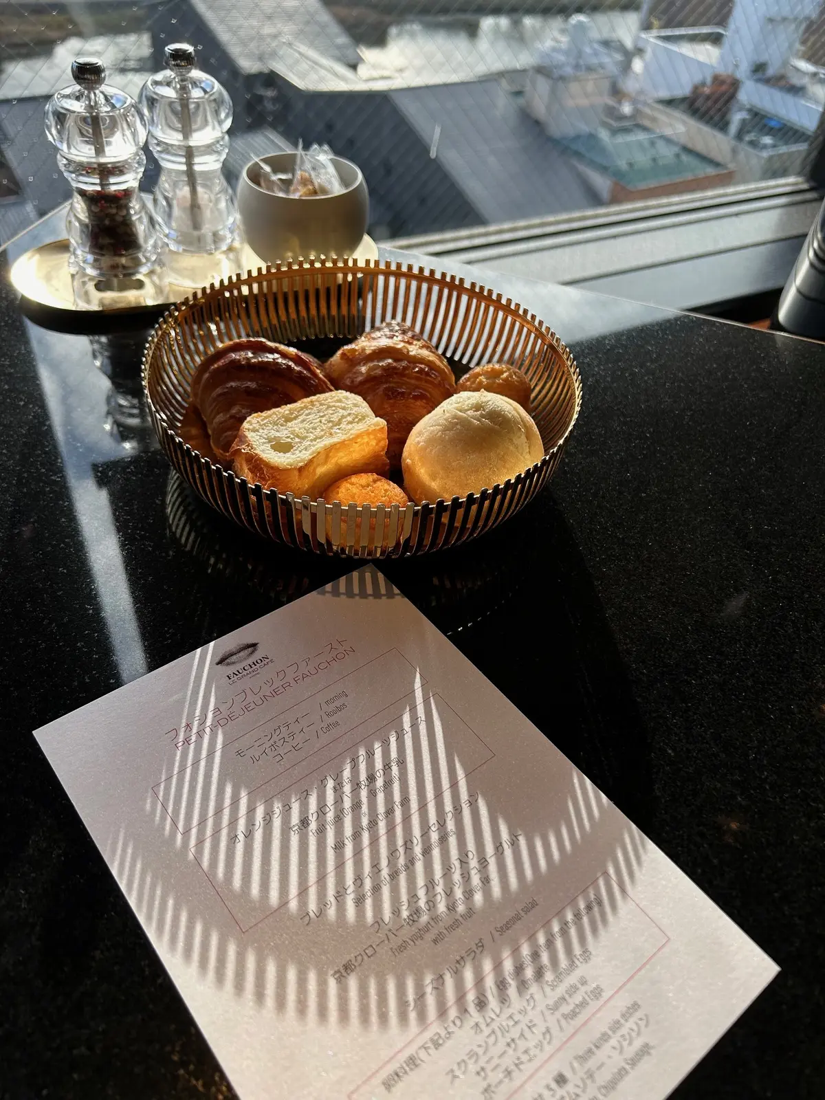 レストランでの朝食