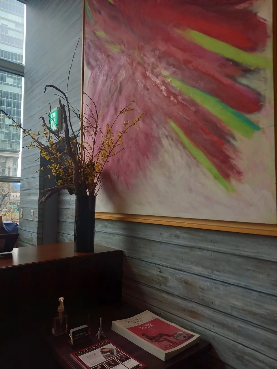 レゾナンス店内に飾られたおしゃれなアート