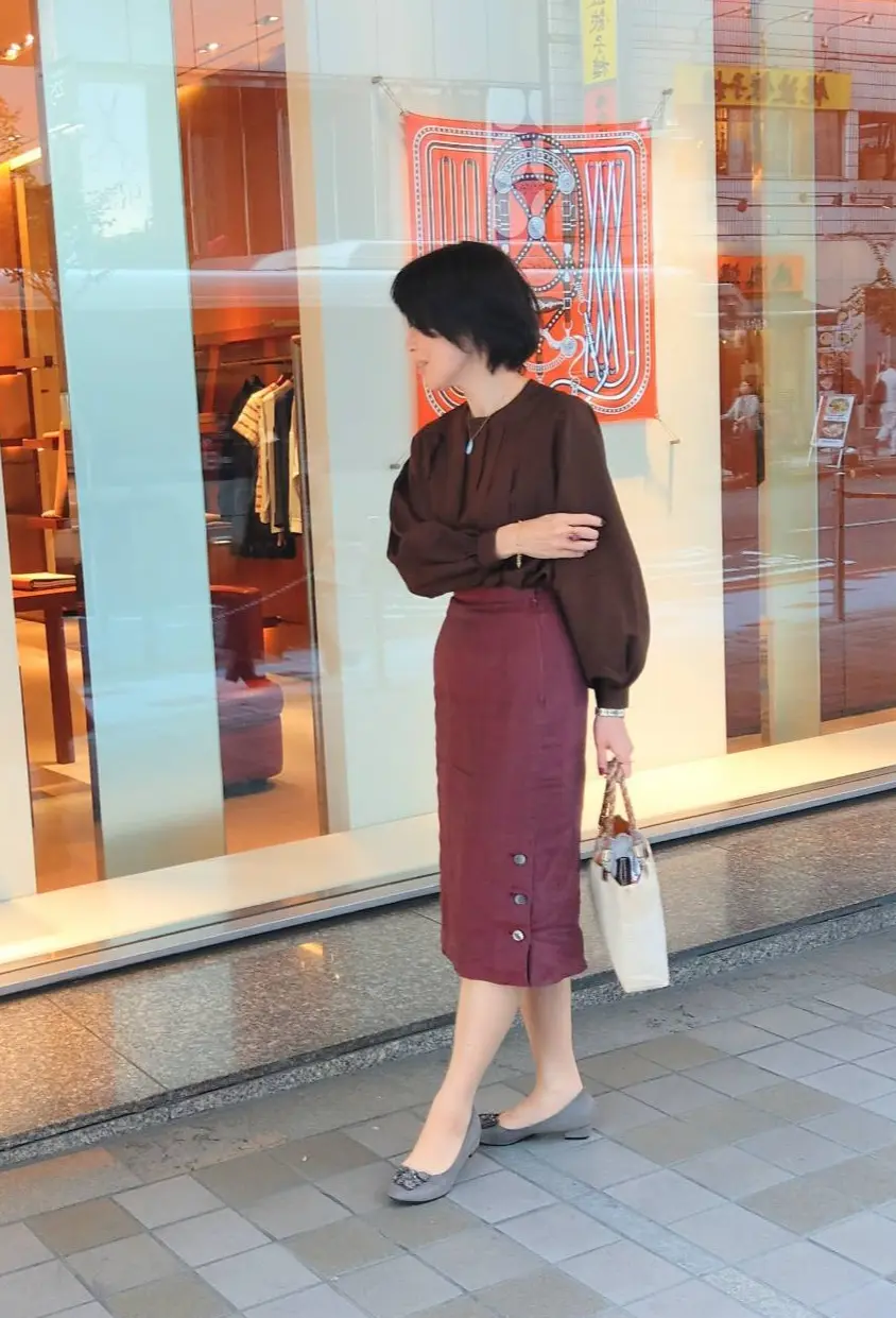 ふんわりしたトップスとタイトスカートの組み合わせ