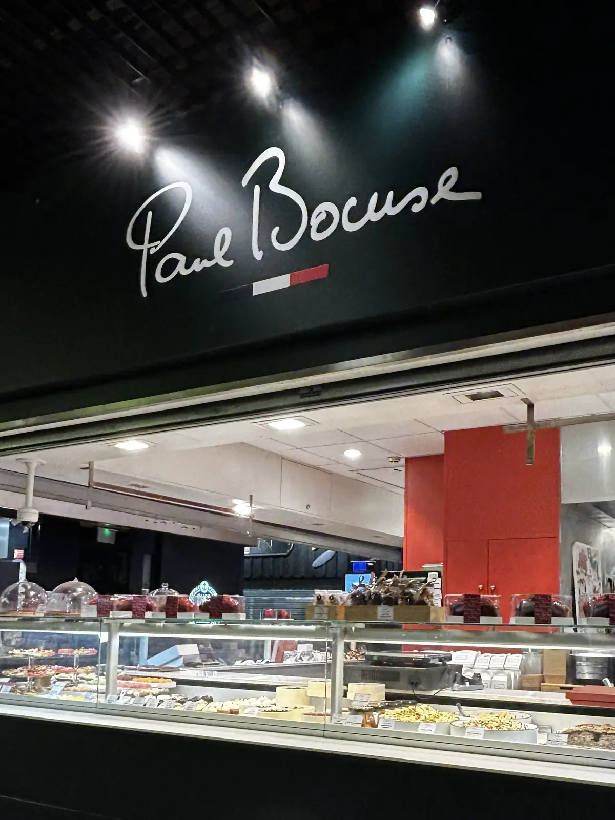 フランス　リヨン　Les Halles de Lyon Paul Bocuse「ポール・ボキューズ市場