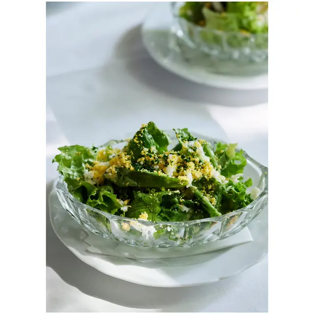 野菜のみずみずしさが口いっぱいに広がる「ミモザサラダ」￥1,000。