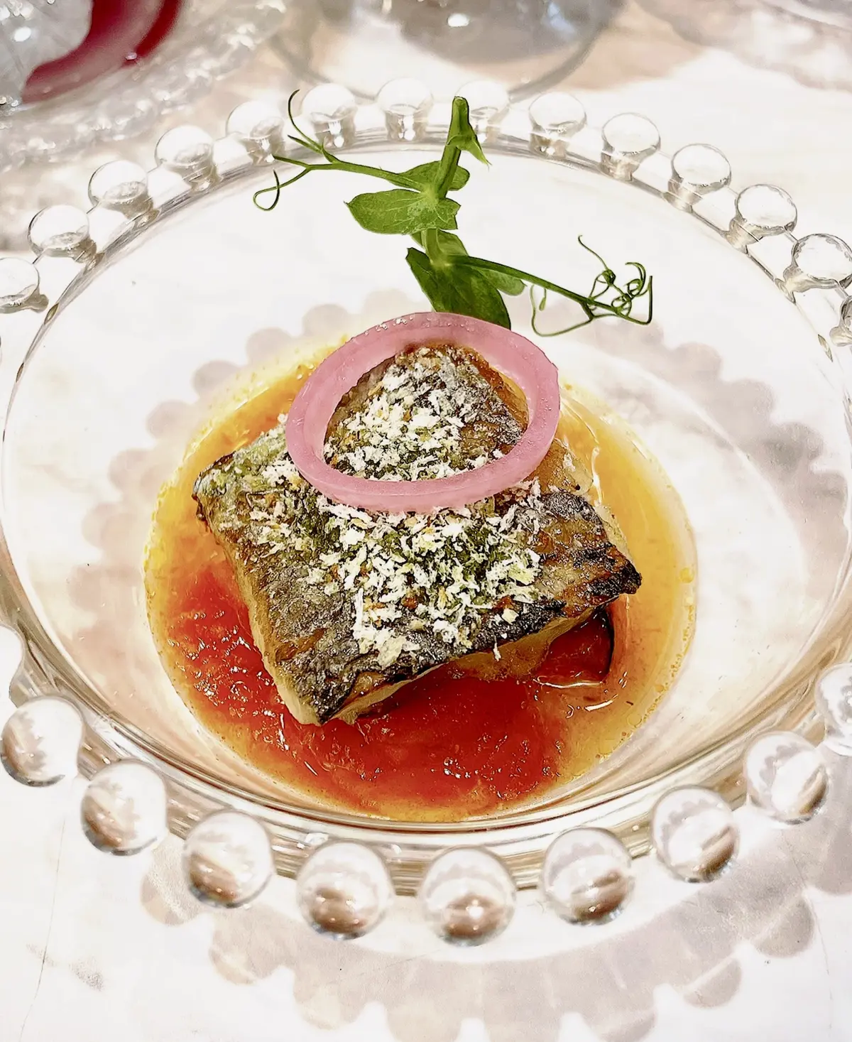 ソファ、テーブル席、Blouse、Skirt、vis、Shoes、shoel mine、スイーツ、パルフェ、パフェ、ケーキ、チョコレート、藤棚、藤、アーティフィシャルフラワー、クロワッサン、スープ、生ハム、オードブル、セイボリー、薄紫、紫色、紫、白、ブラウス、白ブラウス、フリル、フリルブラウス、シースルー、ストライプ、ロングヘア、パープル、purple、カップ、お茶、カフェ、カフェラテ、店内、HAUTE COUTURE • CAFE、HAUTE COUTURE • CAFE表参道、期間限定、Purple Afternoon Tea、オートクチュールカフェ、オートクチュールカフェ表参道、表参道、カフェ、アフタヌーンティー、HAUTE COUTURE CAFE、HAUTE COUTURE CAFE表参道、太刀魚、ラタトゥーユ、バジル、