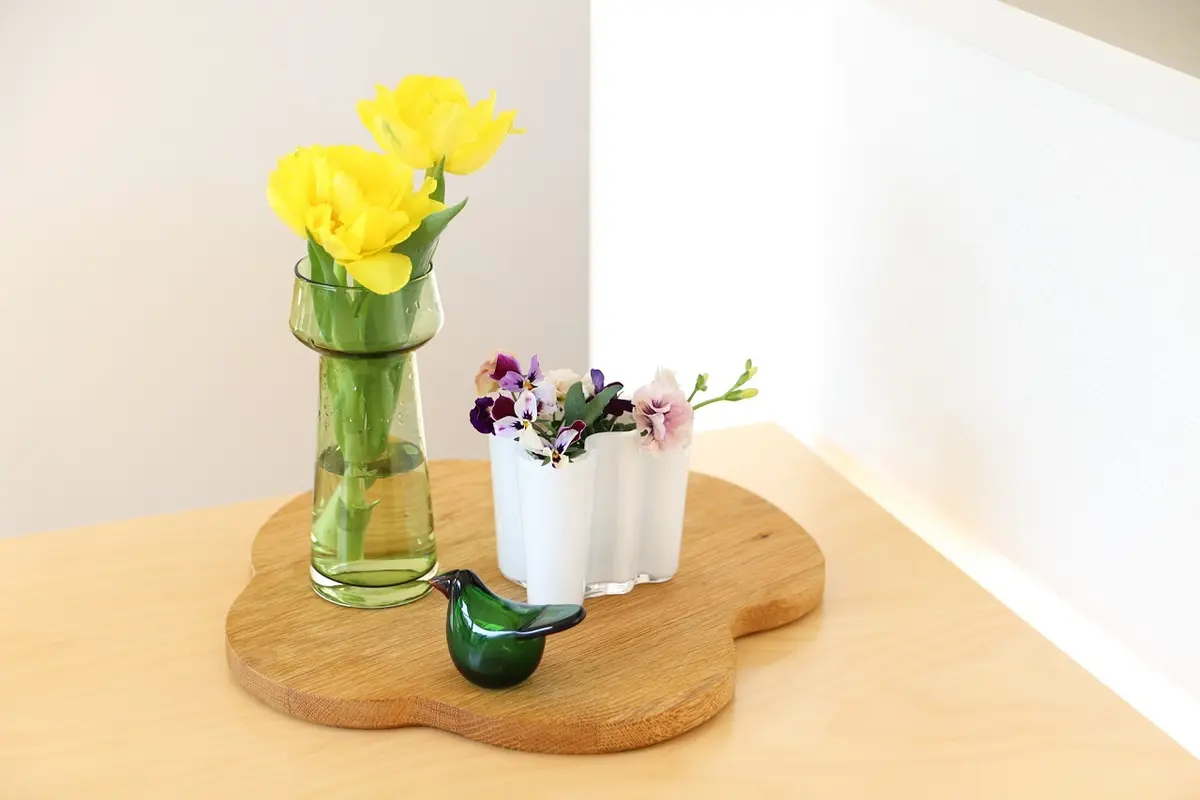 イッタラのアアルトベースにパンビオを飾る。