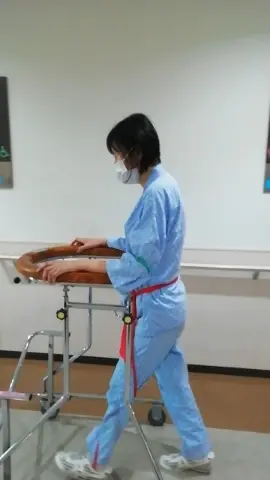 入院後半は、歩行器を使って歩く練習をしていました。