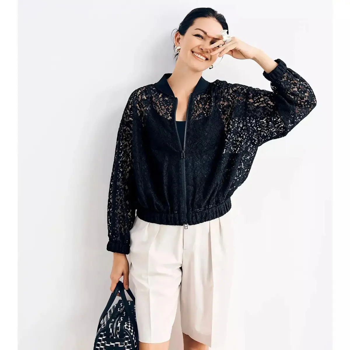 涼感と華感を両立する軽やかコットン混レースブルゾン