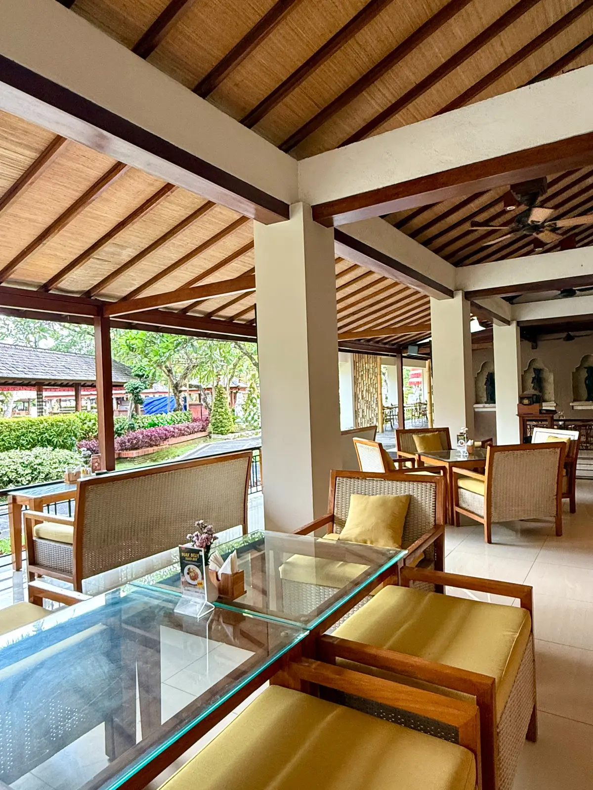 バリ島　サヌール　50代夫婦旅行　BALI 　プラマサヌールビーチホテル　PRAMA SANUR BEACH BALI　ラウンジ　カフェ