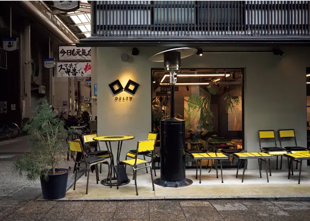 出町桝形商店街沿いに立つDELTA