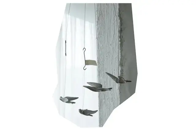 窓辺に揺れるモビール。作品にはオジャさんの人柄そのままの優しげな空気が漂う