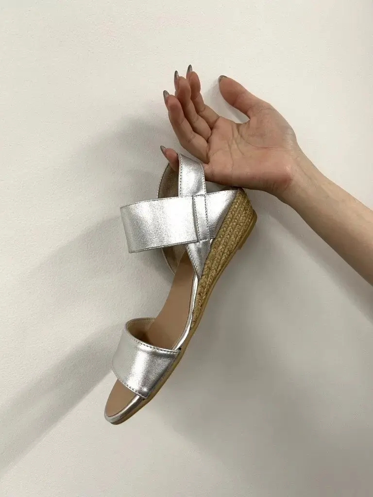 軽量シルバーサンダルで楽しく過ごす50代の画像_5