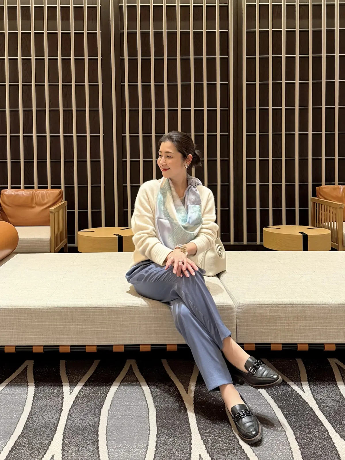 ランチコーデ　白ニット　ライトブルーのテーパードパンツ　白バッグ　ライトブルーのスカーフ　黒ローファー